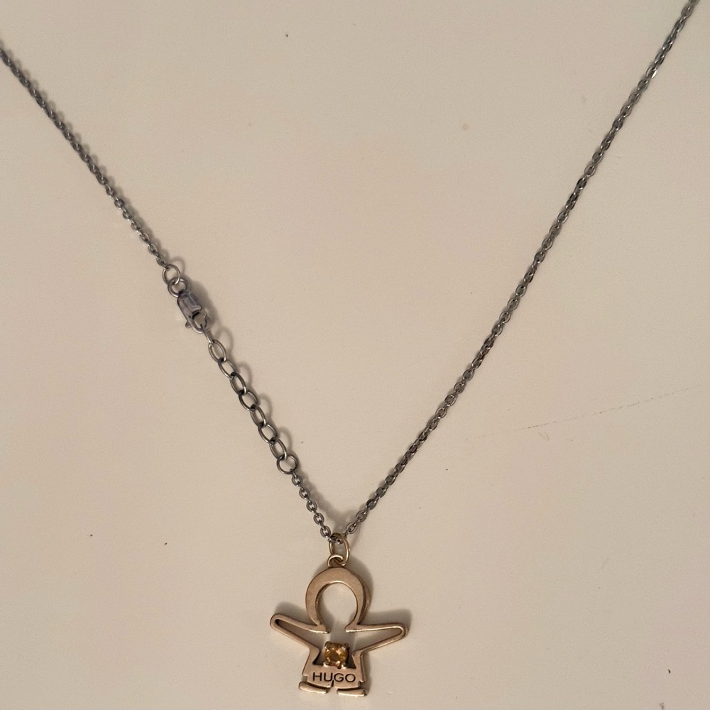 !! DO NOT BUY !!
 
Hugo gold charm dainty necklace